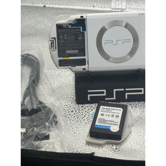White psp 2000 w/charger & new battery - Picture 7 of 8